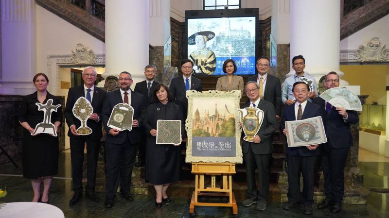 文化部長李遠（前排右3）、捷克參議院副參議長Jiři_Drahoš（前排左2）、捷克國家博物館總館長Michal_Lukeš（前排左3）、國立臺灣博物館長洪世佑（前排右2）、捷克國家文化資產局總局長Naděžda_Goryczková（前排左4）、捷克經濟文化辦事處代表David_Steinke（前排右1）等貴賓，共同邀請民眾到訪臺博館參觀「捷克城堡與堡邸特展」