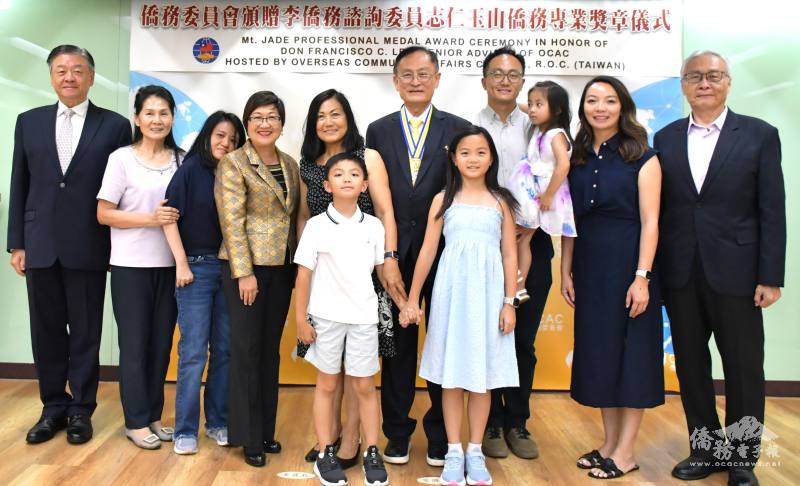 僑委會委員長徐佳青(左4)、副委員長呂元榮(左1)、主任秘書張良民(右1)與李志仁一家合影