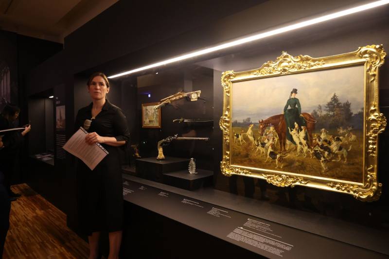 「捷克城堡與堡邸特展」主要策展人Klára_Fleková導覽展品〈施瓦岑貝格公主伊達瑪麗亞，狩獵圖〉，分享從畫中可看出19世紀開始流行帶著獵犬去打獵