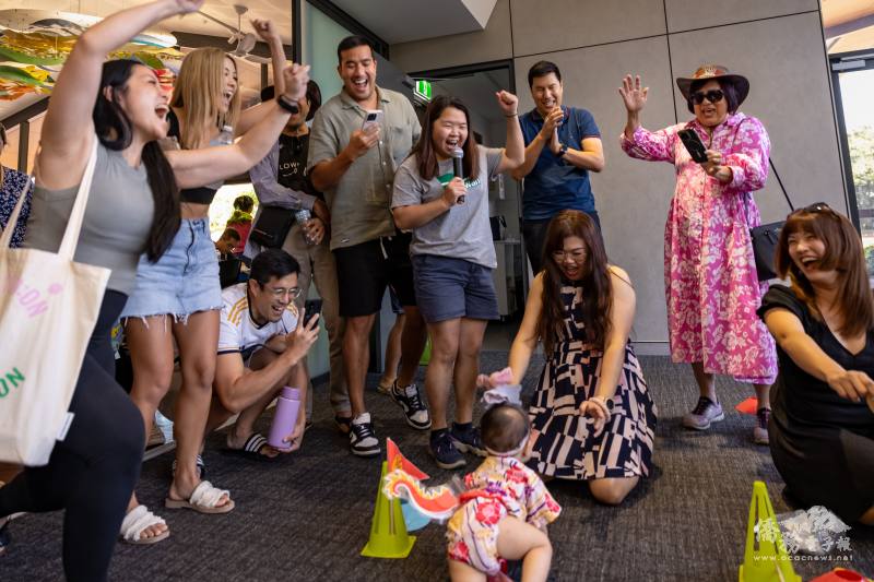 小龍寶寶爬行競賽（Darwin Rex Yu Photography提供）