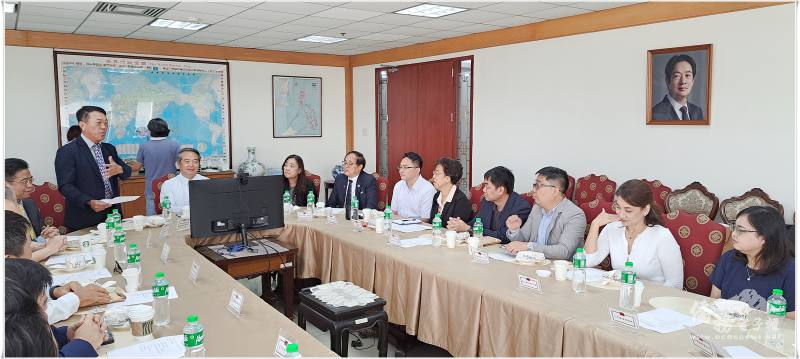 總會長林登峰向大使周民淦及與會人員說明會務現況與願景