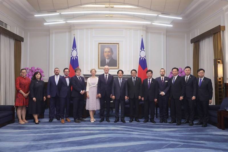 President Lai poses for a photo with a delegation led by Czech Republic Senate First Vice-President Jiří Drahoš.
