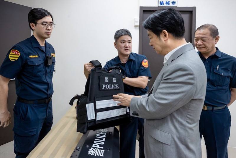 總統視察各式警用裝備