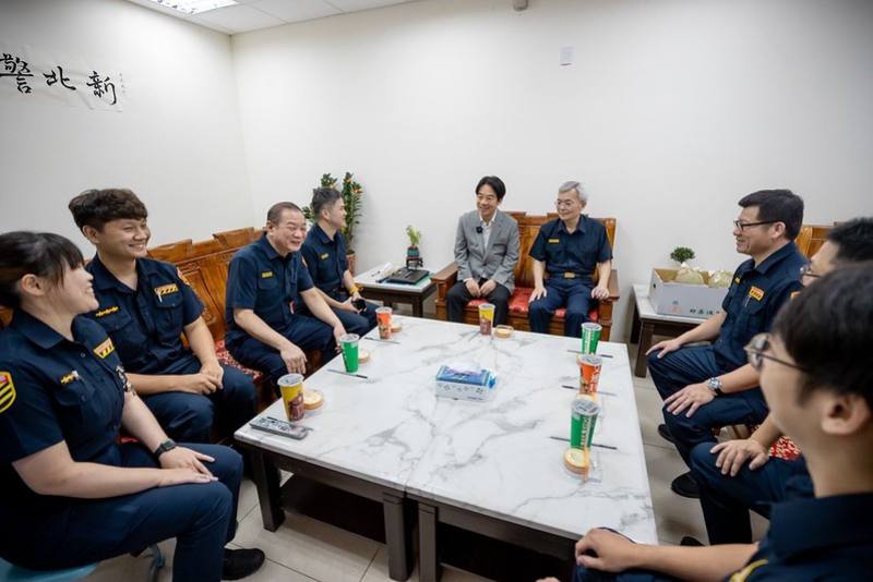 總統就執勤情形、輪班制度、危機處理及提升行政效率等議題，與基層員警進行意見交流