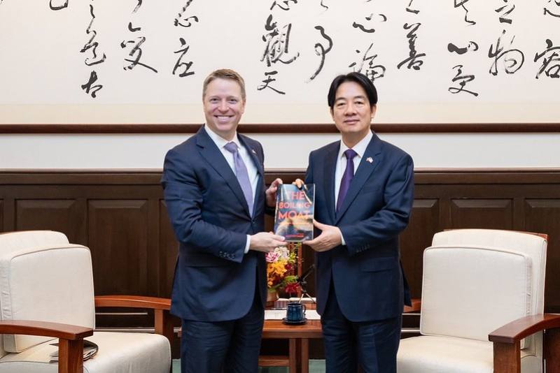 Former US Deputy National Security Advisor Matthew Pottinger presents President Lai with his new book, The Boiling Moat: Urgent Steps to Defend Taiwan.