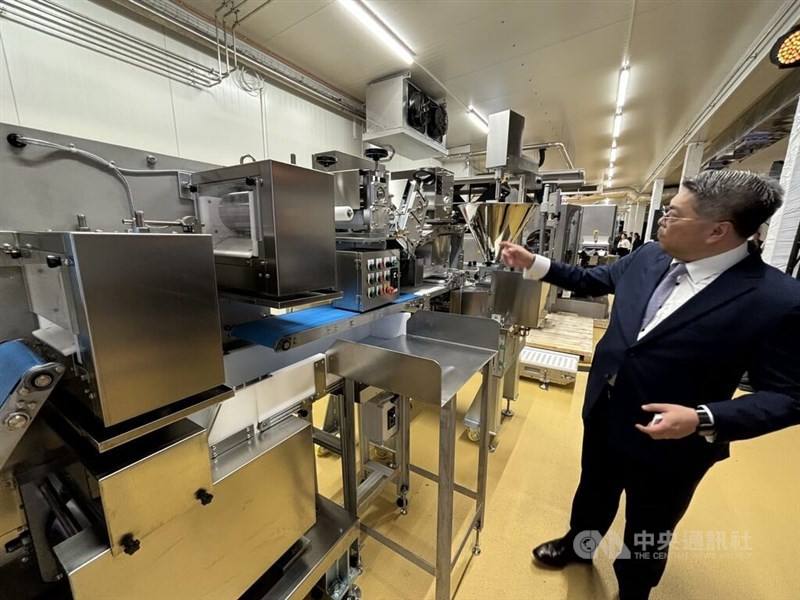 CMF President Sung Tsung-lung shows reporters the automated dumpling production line in Lodz, Poland on Wednesday. CNA photo June 13, 2024