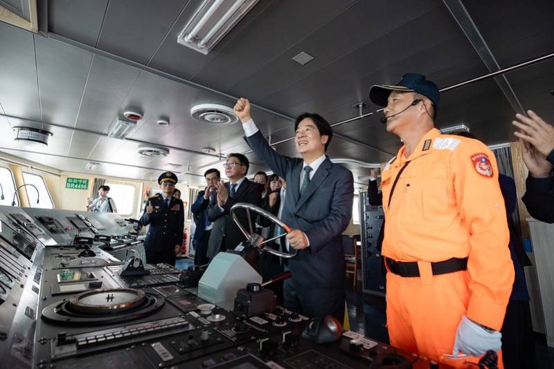 總統登上「雲林艦」視導駕駛臺