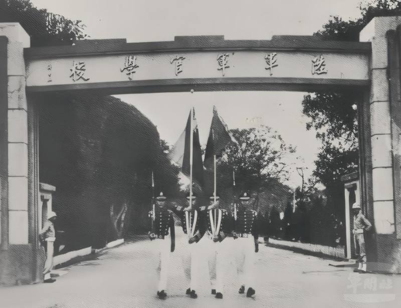 鳳山時期校門於44年3月20日動工，當年4月8日峻工。（陸軍官校提供）