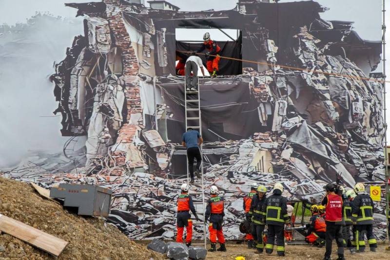 消防人員協助於倒塌房屋中民眾脫困