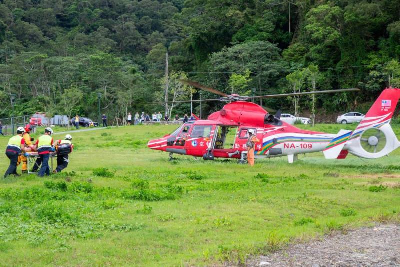 空勤總隊協助受傷民眾送醫