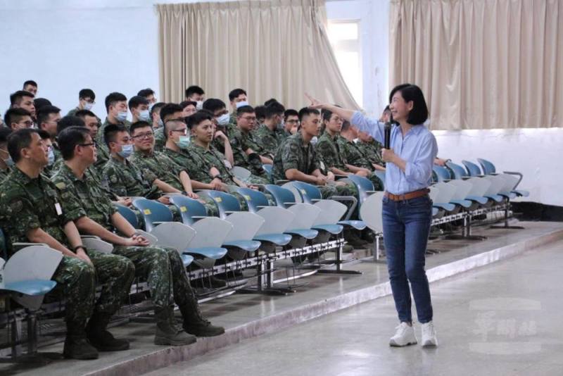 Dora媽咪用生命故事感動生命，期勉官兵與困難永不放棄。（通訓中心提供）