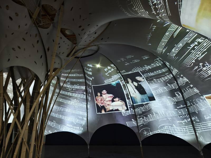 「夢土上的李泰祥–告別10週年紀念特展」即日起在台北中正紀念堂展出，展區「尋找夢中的橄欖樹」內設有大型穹頂裝置，運用光雕投影營造橄欖樹意象，將李泰祥生平與歌詞巧妙融入。