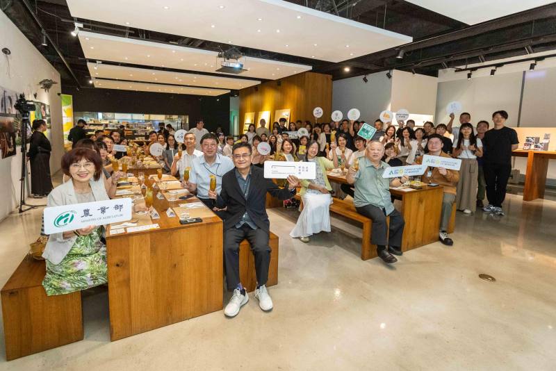 與會貴賓與農民朋友、設計團隊合影