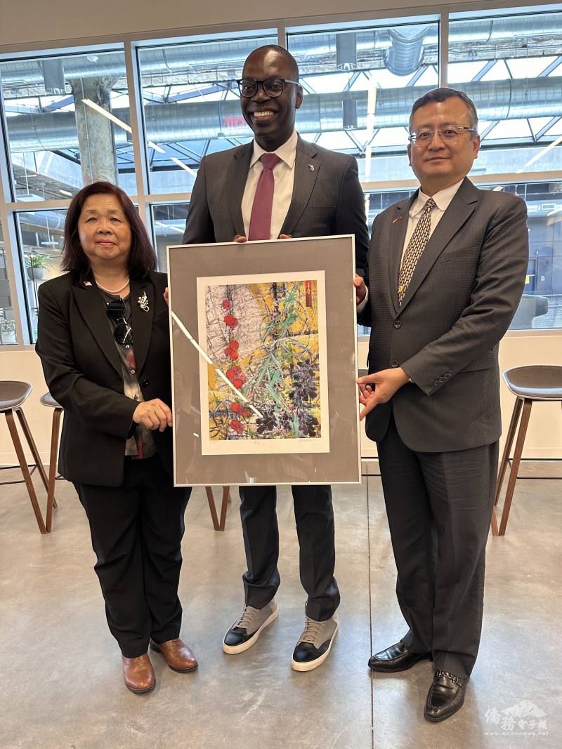 類延峰(右)與楊逸鴻(左)一同將版印年畫贈送給密西根州長魏美桂，由吉爾克里斯(中)代表接受