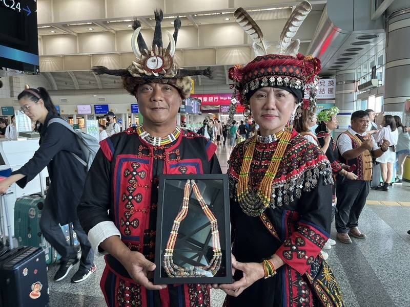屏東縣獅子鄉鄉長朱宏恩（前左）13日率團飛往瑞典展開10天文化研究與交流，他說，這次最重要任務是到瑞典國家世界文化博物館調查研究南排灣古文物，與館方討論藏品物況以及修復、來台展示方式等。圖為朱宏恩與妻子萩谷．臼崚（前右）在機場合影。