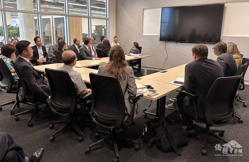 楊逸鴻、大底特律臺商會會長薛瑞玲、蔣序龍委員與多位在密西根活躍的臺商，一同參與和吉爾克里斯座談