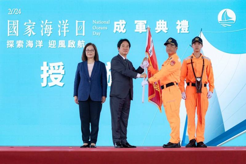 總統於成軍典禮首先宣讀「雲林艦」成軍令，接著授旗予倪志忠艦長