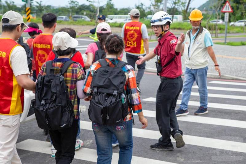 土石流潛勢鄉民背負緊急避難包實施預防性撤離
