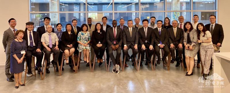 密西根副州長吉爾克里斯(1排左7)、駐芝加哥辦事處處長類延峰(1排右6)、密西根人文協會會長楊逸鴻博士(1排左6)、密西根亞太裔事務委員會蔣序龍委員(1排右5)、密西根州經濟發展局 (MEDC) 投資促進主任康為與所有與會來賓一同合照