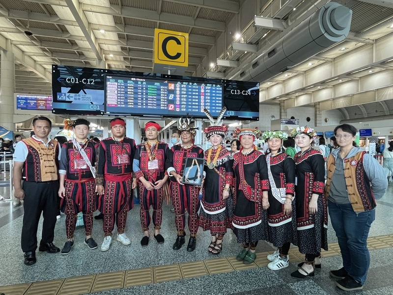 瑞典國家世界文化博物館收藏近50件台灣南排灣族古文物，預計以國際交流方式讓文物來台展出。屏東縣獅子鄉鄉長朱宏恩（Paljaljim Matuljitulj）（左5）13日帶隊啟程，飛往當地檢視文物狀況，也為文物在台展出選件。