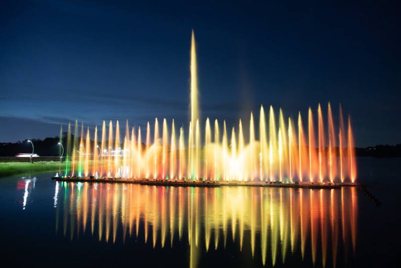 嘉義市政府16日表示，蘭潭水庫整體蓄水量超過8成，音樂噴泉21日晚間7時30分恢復演出，近日廠商已進駐，調整設備。（嘉義市政府提供）