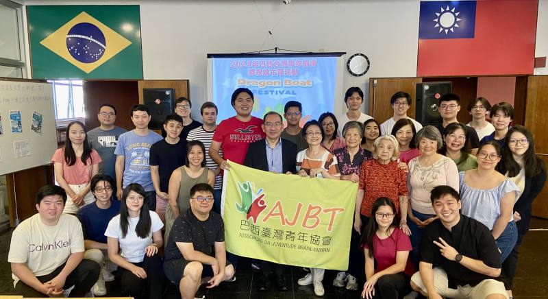 主任尤正才（第二排右六）和參加青年及老師一起合影
