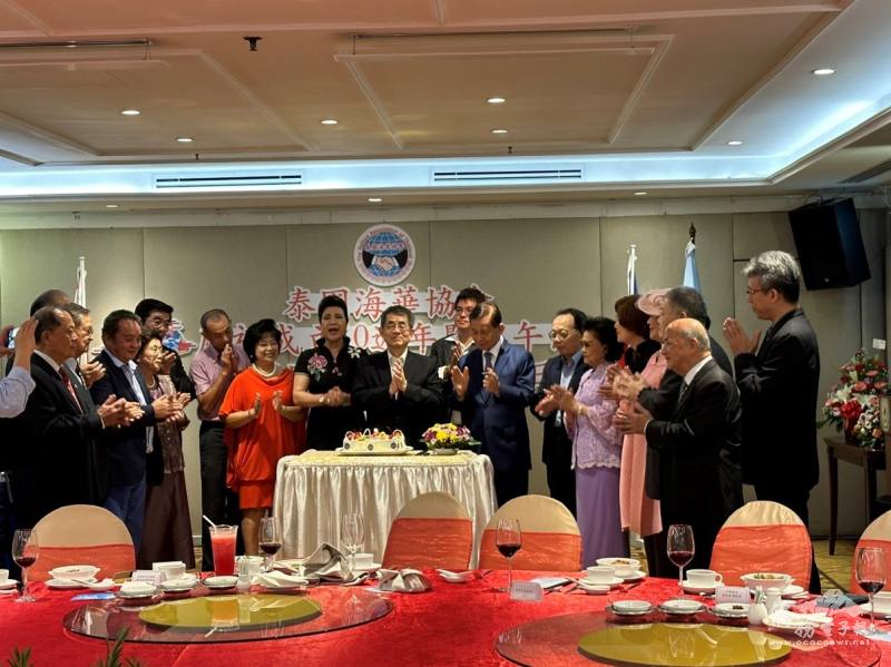 張俊福與出席嘉賓同賀海華協會10周年