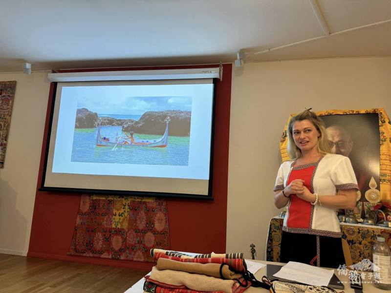 主講人Rosa Enn博士身著達悟族傳統服飾介紹蘭嶼專題(瑞士小旺來文化協會提供)