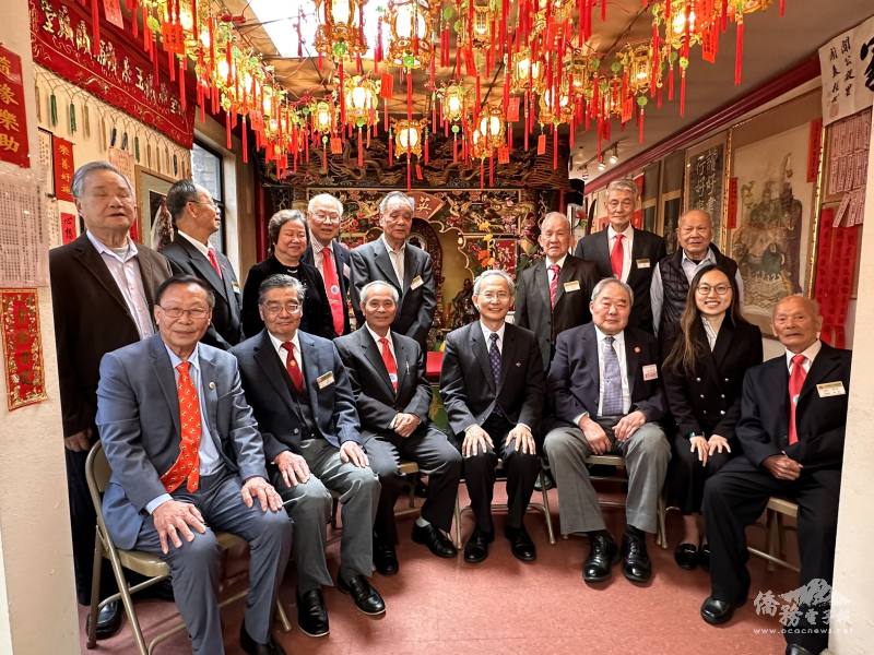 駐舊金山辦事處處長賴銘琪(前排中)、金山文教中心副主任劉岱欣(前排右二)、世界觀氏宗親會主席關華正(前排左三)、關帝廟董事局董事關宗魯(前排右三)、世界龍岡親義總公所會長劉惠傳(前排左一)及美洲龍岡親義總公所主席關泰和(前排左二)及出席貴賓和影
