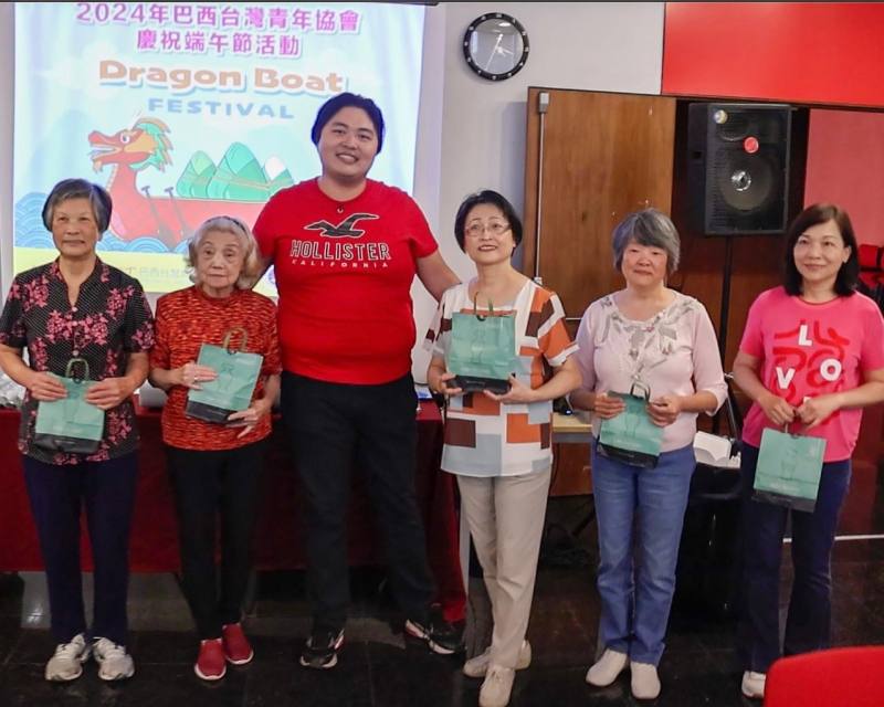 青年協會執行長陳分逸（左三）贈送紀念品給指導老師鄒明珠（左一）、林呂千慧（左二）、羅蘭芳（右三）、吳素媛（右二）、孫屨穎（右一）