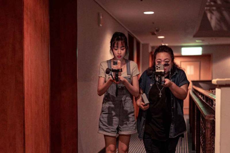 台灣恐怖電影「嘎啦」描述探險小隊在詭異的建築物中直播，將驚悚事件播放給觀眾看。（CATCHPLAY提供）