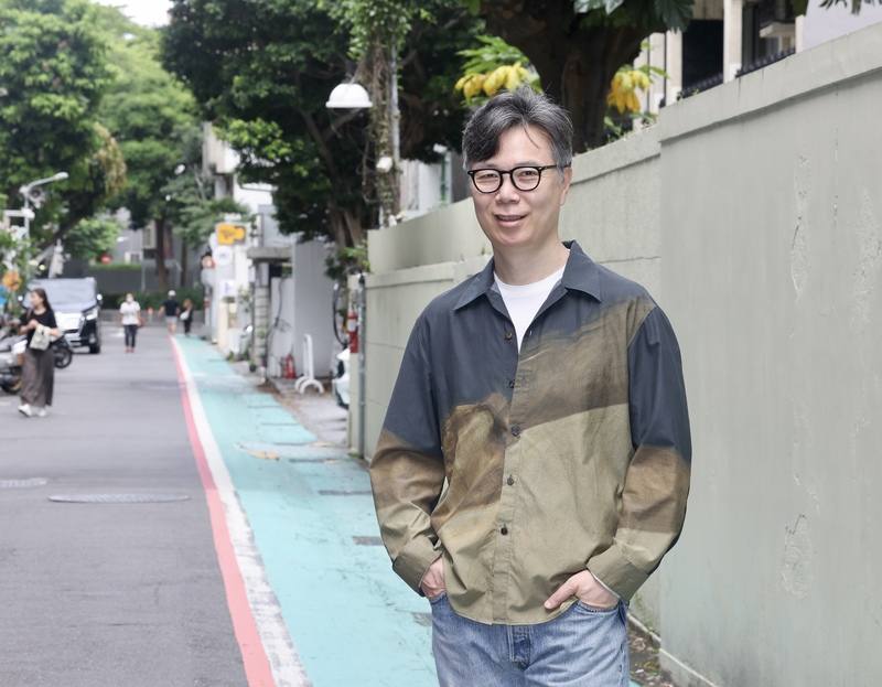 新冠肺炎疫情讓韓國作家金英夏（圖）的台灣行延
後了幾年，2024年6月他帶著生涯第一部科幻小說
「告別」與台灣讀者見面，並接受中央社專訪。
