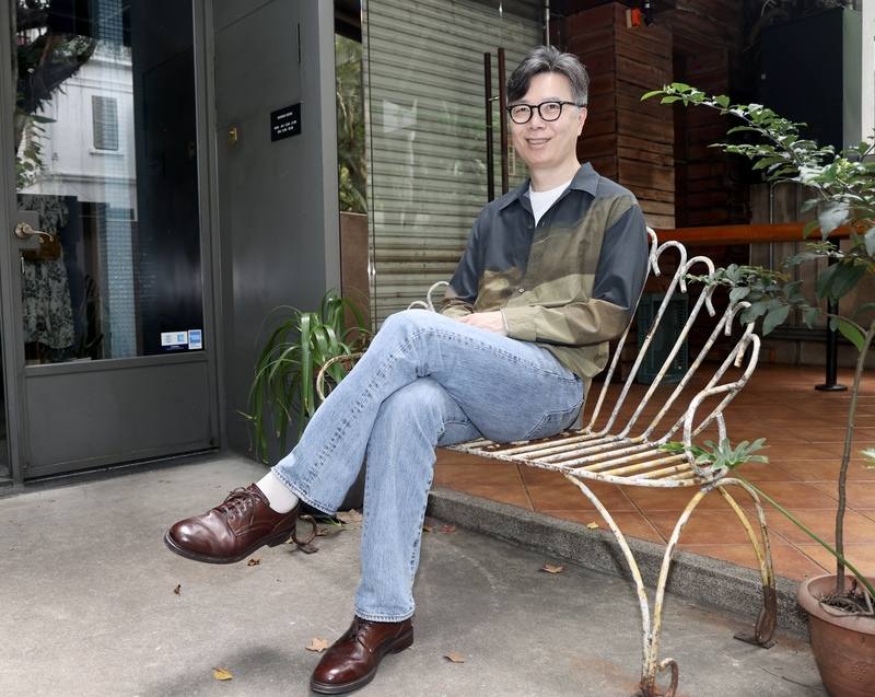 韓國作家金英夏以作品「我有破壞自己的權利」一鳴
驚人，出道20餘年來已成為韓國現代文學代表人物。
圖為金英夏6月首度來台並接受中央社專訪，暢談創
作思維。