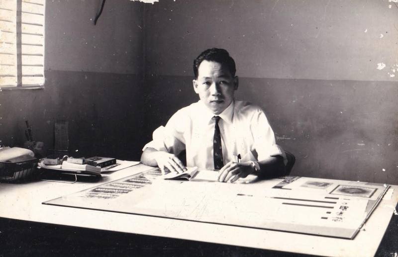 Tan Chiang Kiong has been teaching at Chung Ling Private High School since 1965. The photo shows his office from his early years as both the Art Director and Director of Student Affairs.