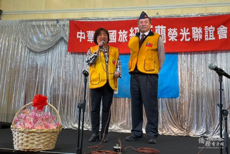 紐西蘭榮光聯誼會會長余勇才(右)與駐奧克蘭辦事處處長陳詠韶(左)致詞