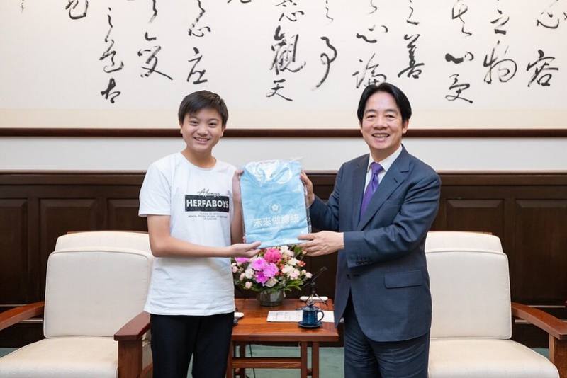 賴清德總統17日上午接見萬里國中許顥騰同學