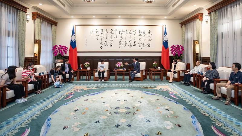 總統接見「萬里國中許顥騰同學」，並相互交流