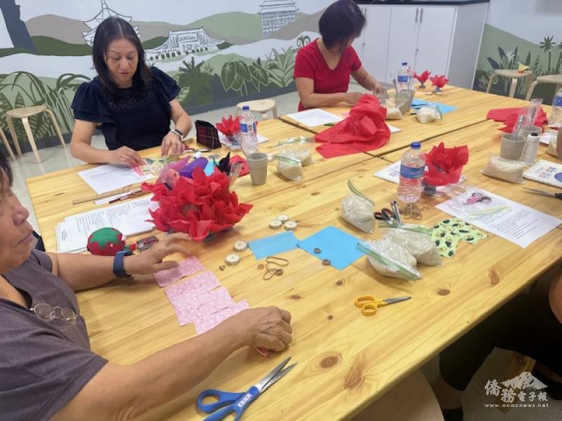 學員現場手做毽子與沙包