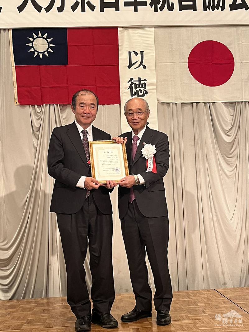 花蓮賑災捐款儀式，由駐福岡辦事處處長陳銘俊致贈感謝狀