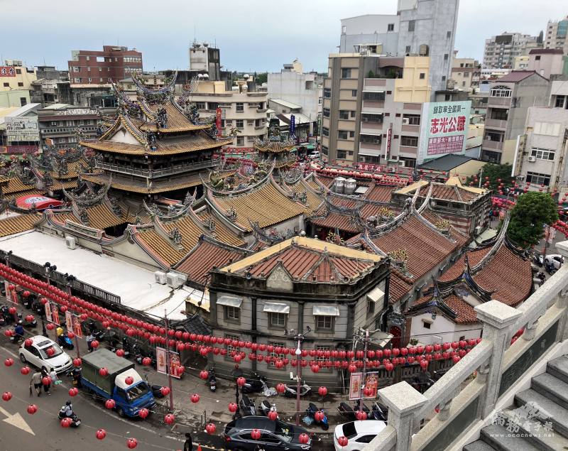 A birds-eye view of Chaotian Temple during the day time. The back of the temple was built in a different time period and art style from the front.