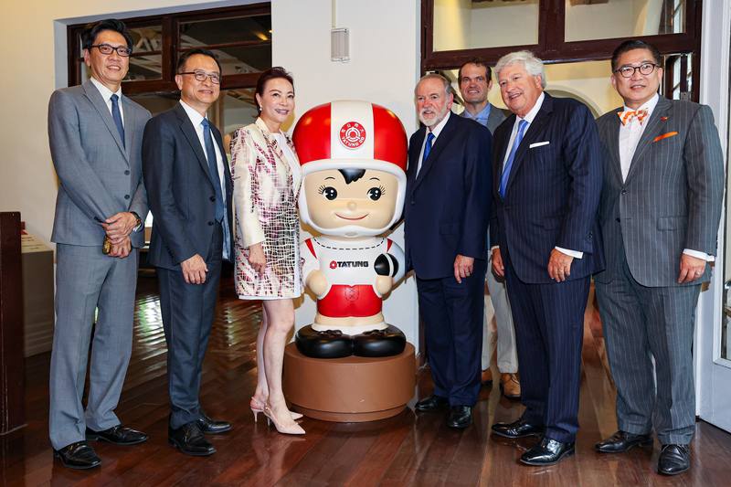 前美國阿肯色州州長赫克比（Mike Huckabee）（前右3）17日表示，將協助大同公司在美國發展重電業務。圖為赫克比參觀大同公司志生樓時，與大同寶寶一同合影。