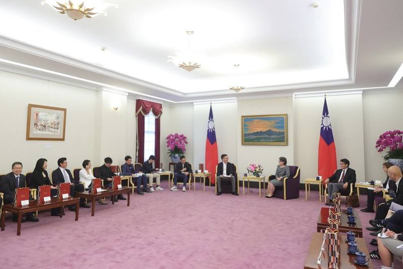 副總統接見「台灣網路暨電子商務產業發展協會」，並相互交流