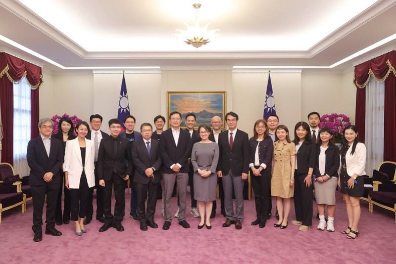 副總統與「台灣網路暨電子商務產業發展協會」合影