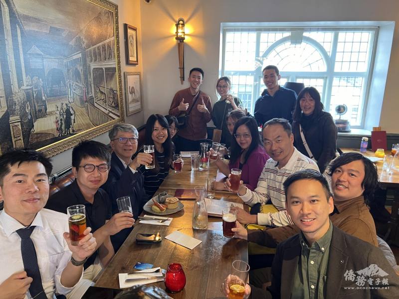 演說會後與當地僑青餐敘，把握面對面交流機會（英國臺大校友會提供）