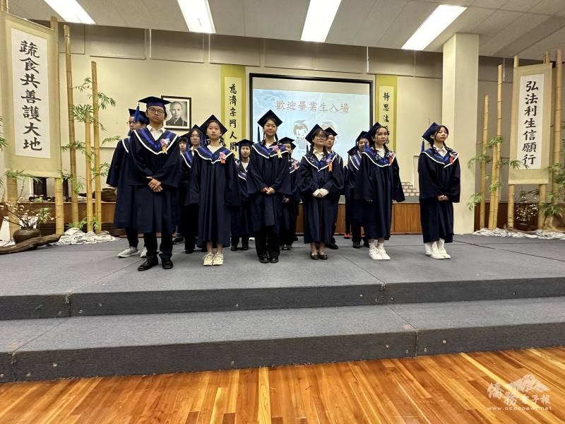 全體畢業生上臺接受祝福