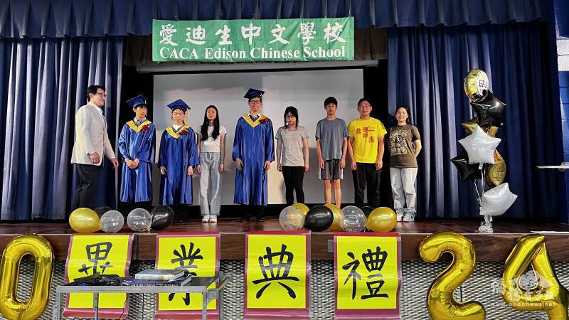 舞獅團合照，右二為甫獲哈佛大學錄取的丁樂凱