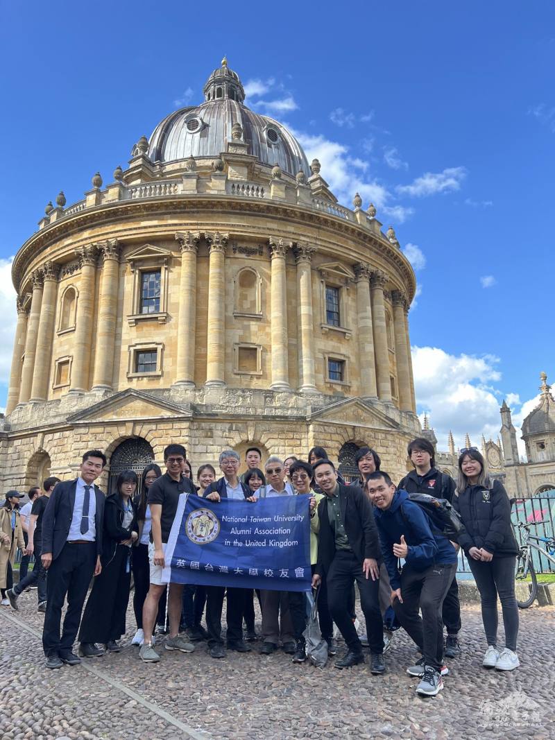 暌違三十六年再度訪英，楊光磊博士為僑青們求知若渴的積極態度留下深刻印象（英國臺大校友會提供）