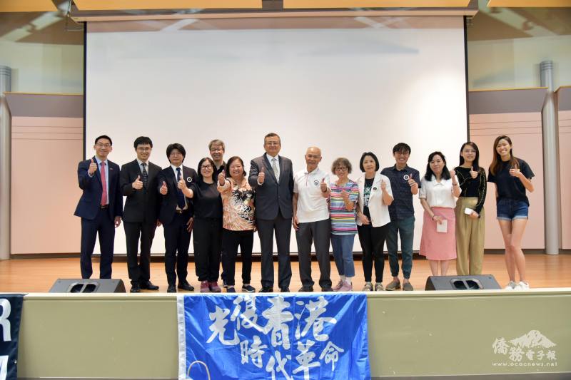 閉幕儀式人員合影留念，（前左六）類延峰、（左三）蔡季穎