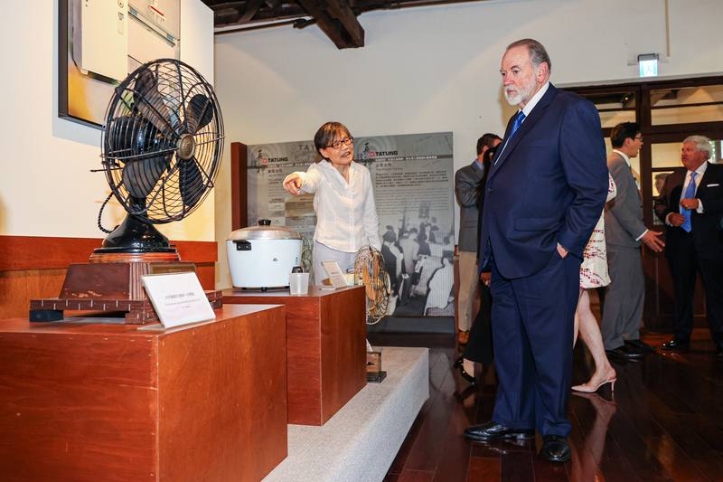 前美國阿肯色州州長赫克比（Mike Huckabee）（前右）17日造訪大同公司，並參觀志生樓的紀念文物，他說，過去曾多次造訪台灣，對於台灣的能力印象深刻，台灣人民勤奮工作，發展出強大的經濟及許多創新能力。