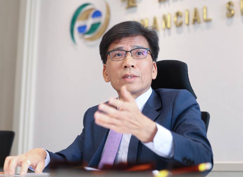 金管會主委彭金隆接受媒體聯合專訪時表示，未來將常態性設置法規調整建議平台，並交由學者專家主導，由學者專家主動發現問題後，金管會仔細評估與快速回應，讓金管會法規可發揮市場溫度計角色。